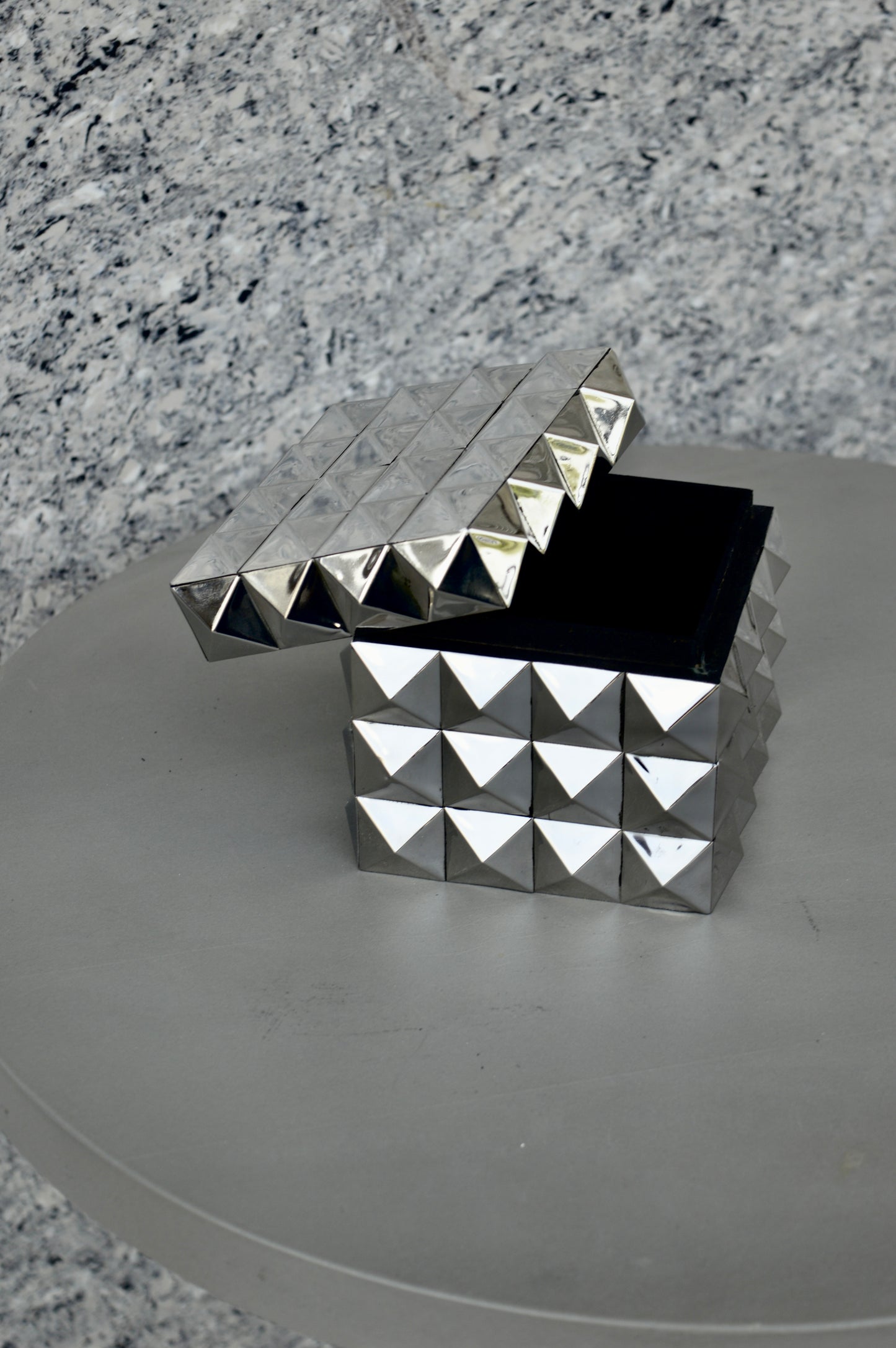 Luxury Cube-Shaped Decorative Box in Mirrored Silver Finish with Geometric Stud Design – Modern Storage Organizer & Home Accent