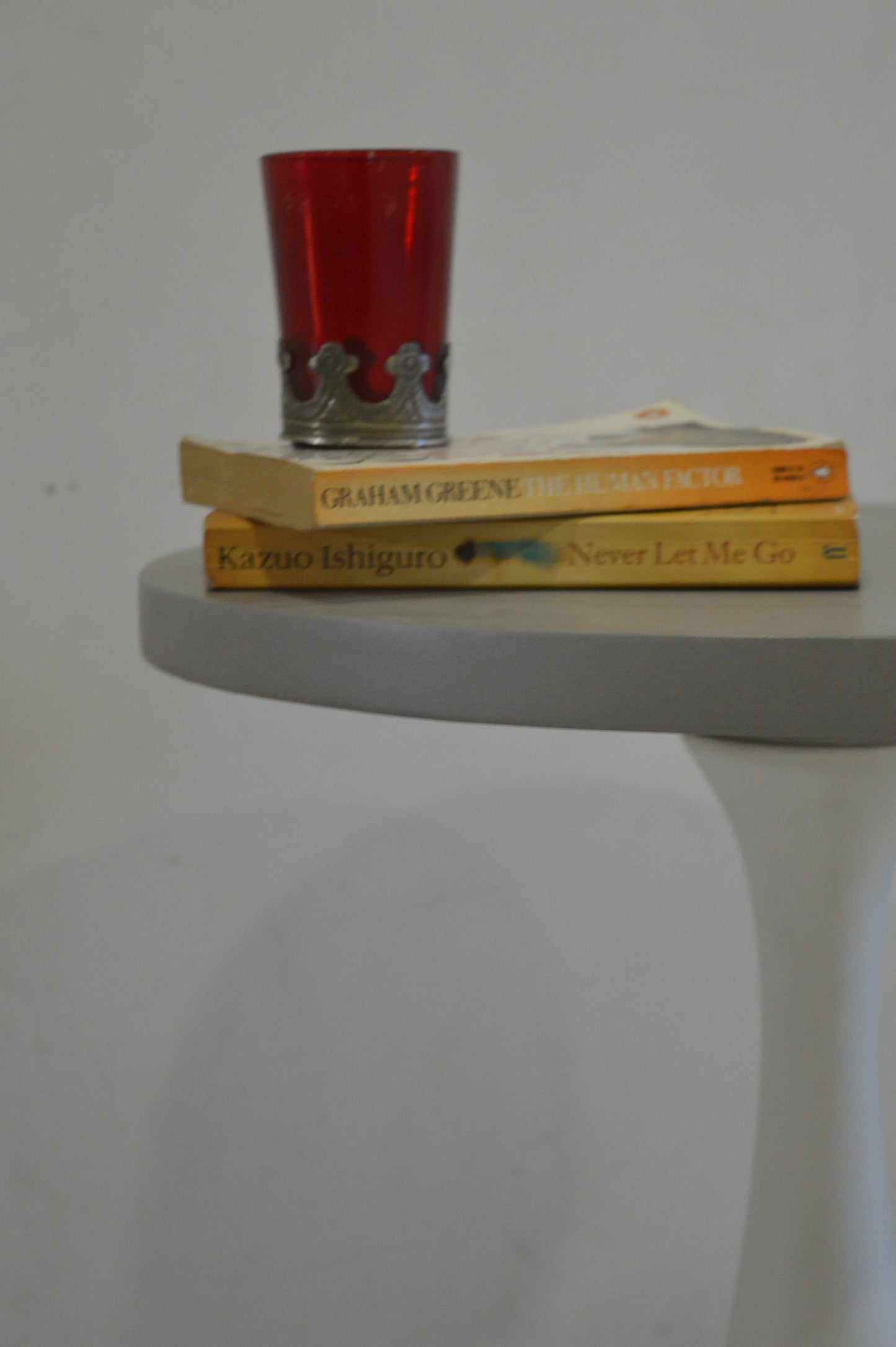 Modern Pedestal Side Table – Sleek Grey Top with White Base for Contemporary Home Décor