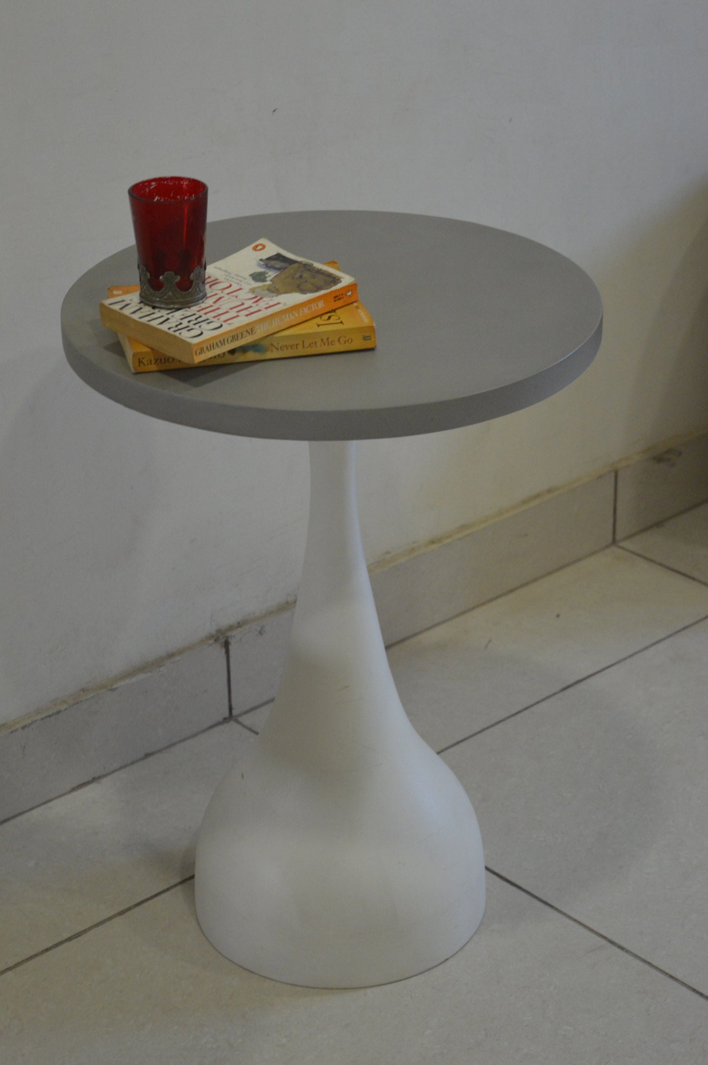 Modern Pedestal Side Table – Sleek Grey Top with White Base for Contemporary Home Décor