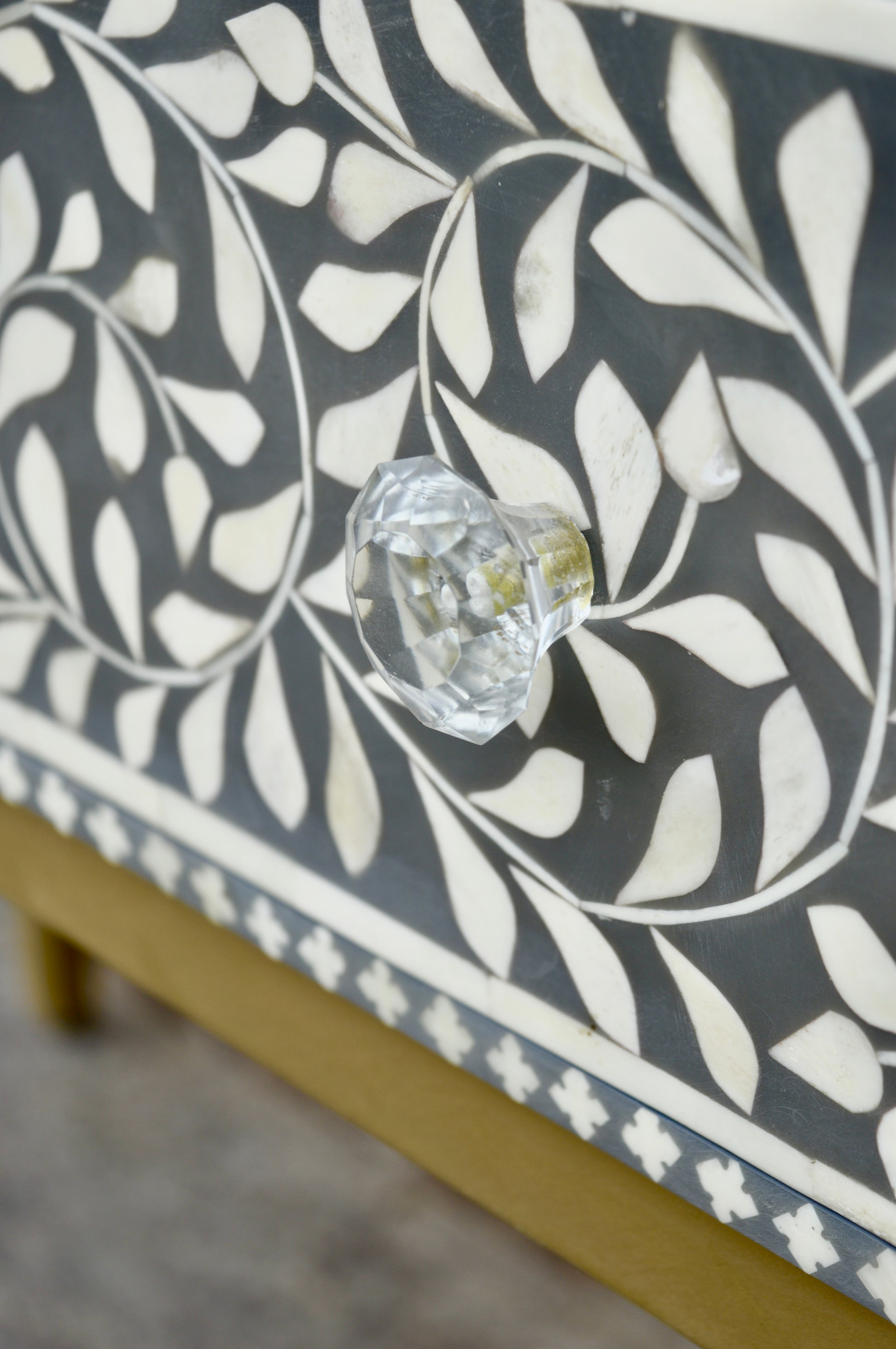 Luxury Bone Inlay Console Table with Floral Design & Gold Base – Elegant Entryway & Living Room Furniture