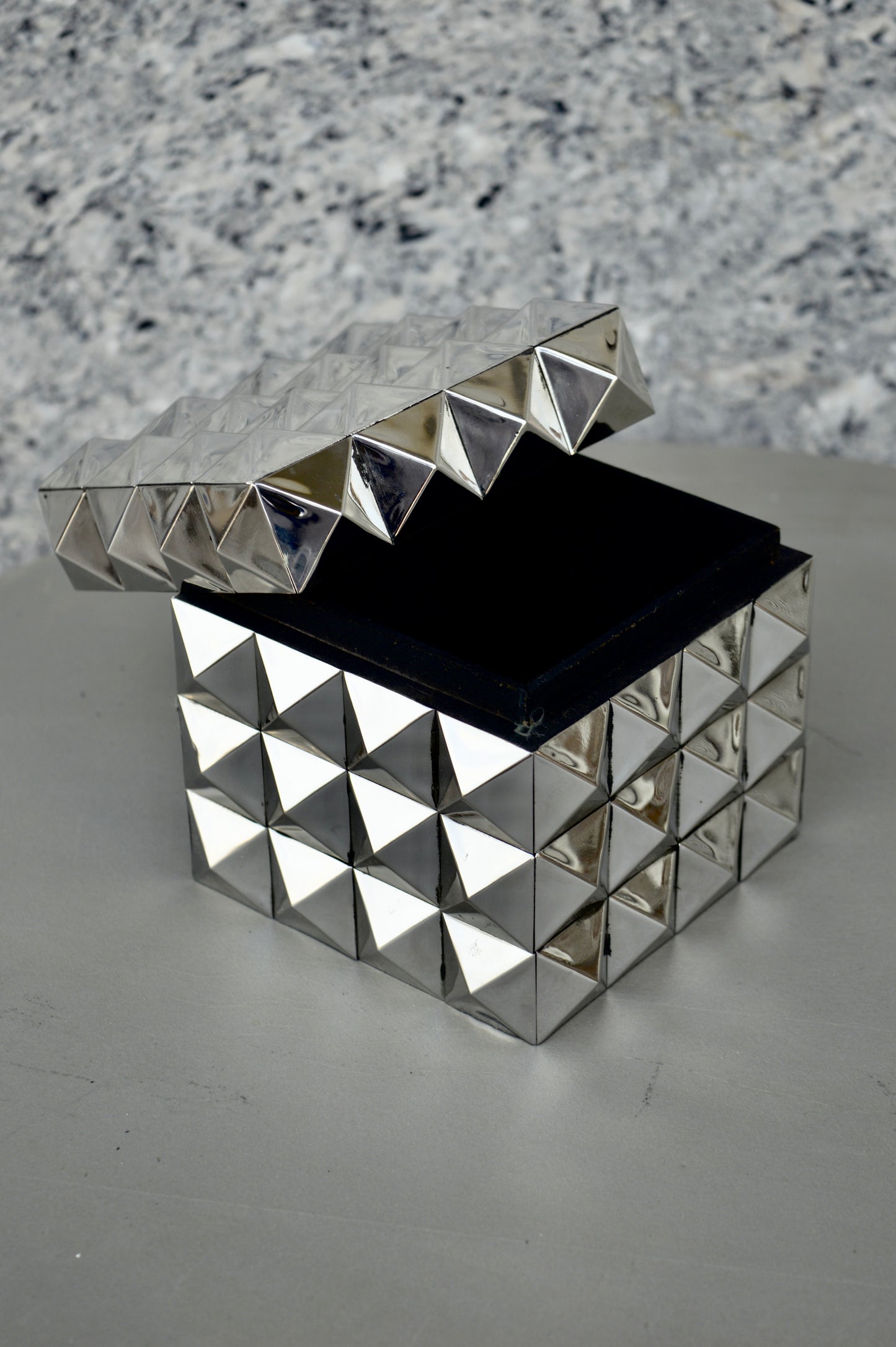 Luxury Cube-Shaped Decorative Box in Mirrored Silver Finish with Geometric Stud Design – Modern Storage Organizer & Home Accent