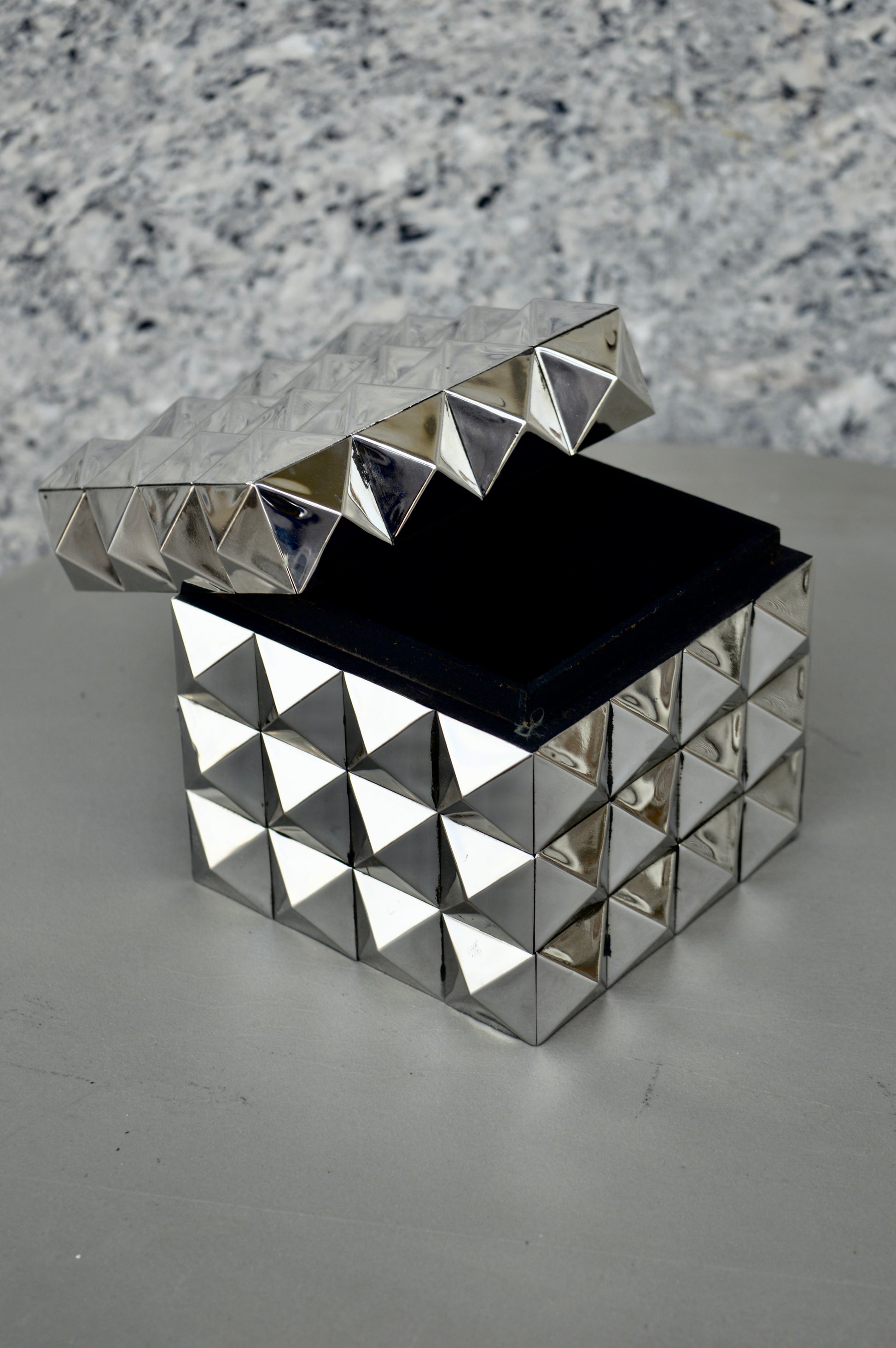 Luxury Cube-Shaped Decorative Box in Mirrored Silver Finish with Geometric Stud Design – Modern Storage Organizer & Home Accent