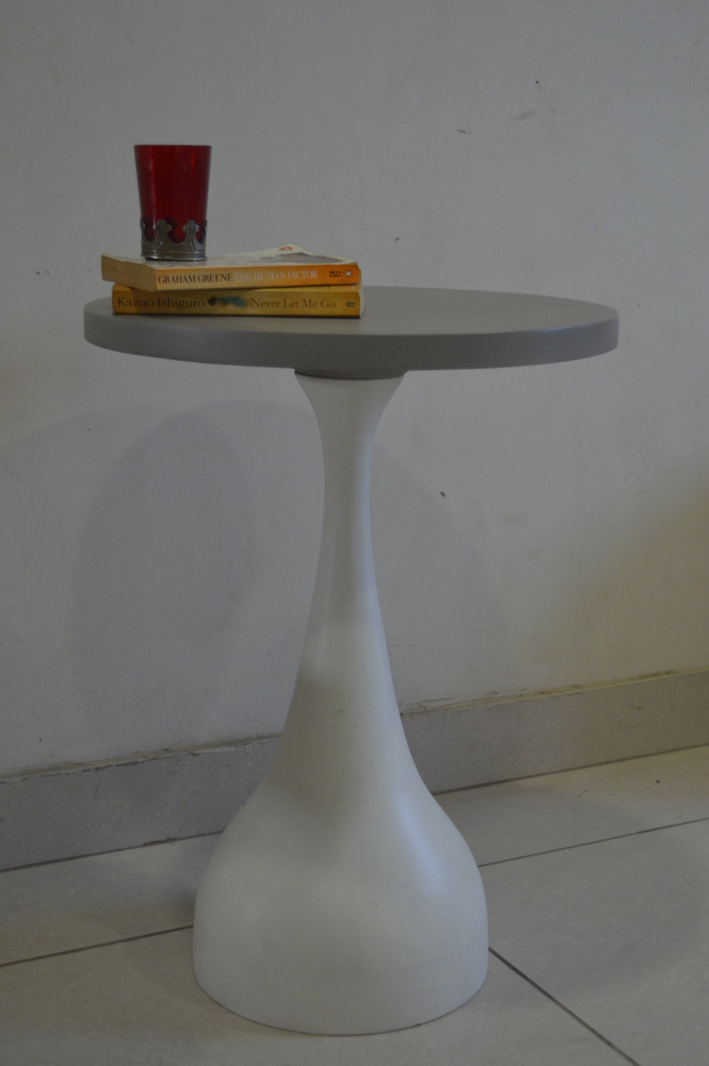 Modern Pedestal Side Table – Sleek Grey Top with White Base for Contemporary Home Décor