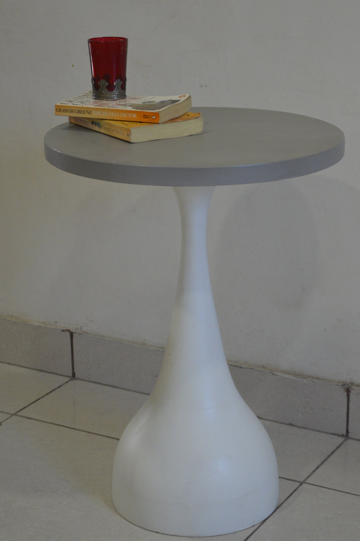 Modern Pedestal Side Table – Sleek Grey Top with White Base for Contemporary Home Décor